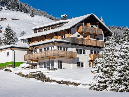 Hotels und Ferienwohnungen im Oberallgäu - Freizeit: Wandern - Österreich - Außenaufnahme im Winter | DAS KLEEMANNs - DAS KLEEMANNs - Urlaub erfrischend anders
