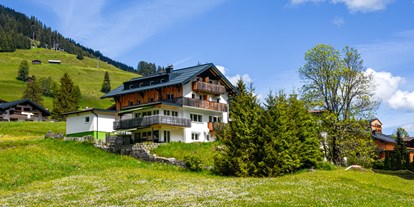 Hotels und Ferienwohnungen im Oberallgäu - Vorteilskarte: Allgäu-Walser-Card - Mittelberg (Mittelberg) - Außenaufnahme im Sommer | DAS KLEEMANNs - DAS KLEEMANNs - Urlaub erfrischend anders