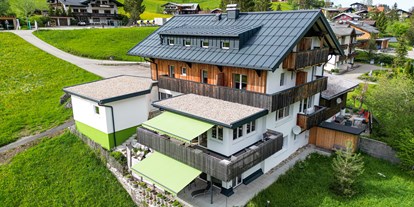 Hotels und Ferienwohnungen im Oberallgäu - Reisegrund: Kur / Erholungsaufenthalt - Österreich - Außenaufnahme im Sommer | DAS KLEEMANNs - DAS KLEEMANNs - Urlaub erfrischend anders