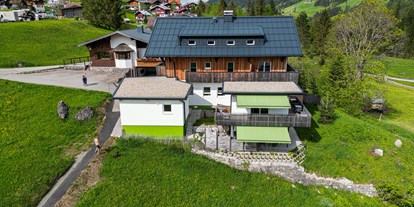Hotels und Ferienwohnungen im Oberallgäu - Freizeit: Wandern - Österreich - Außenaufnahme im Sommer | DAS KLEEMANNs - DAS KLEEMANNs - Urlaub erfrischend anders