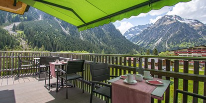 Hotels und Ferienwohnungen im Oberallgäu - Freizeit: Wandern - Österreich - Balkon am Frühstücksraum | DAS KLEEMANNs - DAS KLEEMANNs - Urlaub erfrischend anders