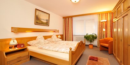 Hotels und Ferienwohnungen im Oberallgäu - Reisegrund: Kur / Erholungsaufenthalt - Oberstdorf - Schlafzimmer - Ferienwohnungen Schmid Oberstdorf