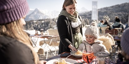 Hotels und Ferienwohnungen im Oberallgäu - Betriebsart | Angebot: durchgehend warme Küche - Bayern - Panoramaterrasse Alpe Dornach - Alpe Dornach | Allgäuer Alpinküche