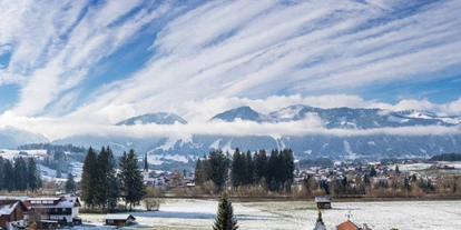 Hotels und Ferienwohnungen im Oberallgäu - Parken & Anreise: Anreise mit ÖPNV möglich - Ausblick auf die gegenüberliegende Hörnerkette  - Alpin Hotel bichl 761