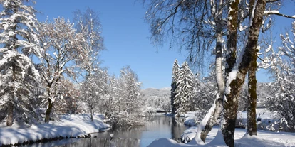Hotels und Ferienwohnungen im Oberallgäu - Parken & Anreise: Anreise mit ÖPNV möglich - Winterlicher Spaziergang entlang der Iler - Alpin Hotel bichl 761