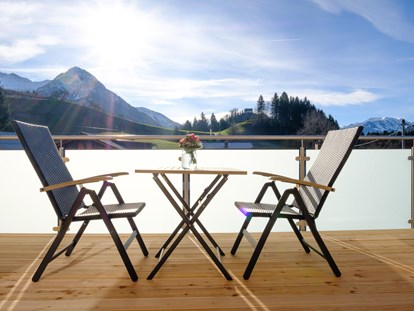 Hotels und Ferienwohnungen im Oberallgäu - Ausstattung: Parkplatz - Fischen im Allgäu - Blick vom Balkon aufs Rubihorn - Alpin Hotel bichl 761