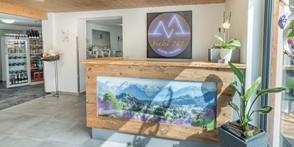 Hotels und Ferienwohnungen im Oberallgäu - Freizeit: Wellness - Bayern - Rezeptionsbereich im bichl761 - Alpin Hotel bichl 761