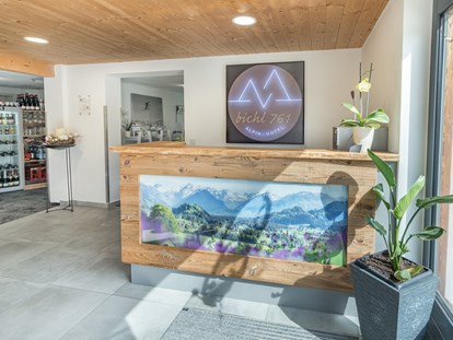 Hotels und Ferienwohnungen im Oberallgäu - Reisegrund: Geschäftsreise - Fischen im Allgäu - Rezeptionsbereich im bichl761 - Alpin Hotel bichl 761