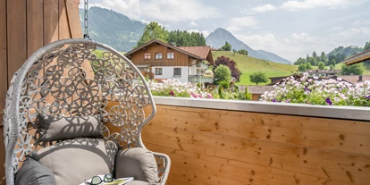 Hotels und Ferienwohnungen im Oberallgäu - Parken & Anreise: Anreise mit ÖPNV möglich - Balkon mit Blick aufs Rubihorn - Alpin Hotel bichl 761