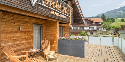 Hotels und Ferienwohnungen im Oberallgäu - Parken & Anreise: Anreise mit ÖPNV möglich - Terrasse mit Bergblick - Alpin Hotel bichl 761