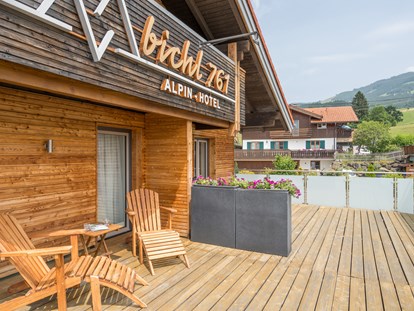 Hotels und Ferienwohnungen im Oberallgäu - Ausstattung: Parkplatz - Fischen im Allgäu - Terrasse mit Bergblick - Alpin Hotel bichl 761