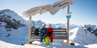 Hotels und Ferienwohnungen im Oberallgäu - Parken & Anreise: Busparkplatz - Pistenvergnügen grenzenlos an der Kanzelwandbahn im Kleinwalsertal - Die Kanzelwandbahn - grenzenloses Wintervergnügen