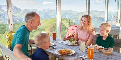 Hotels und Ferienwohnungen im Oberallgäu - Wetter: bei jedem Wetter - Kanzelwandbahn in Riezlern im Kleinwalsertal - Die Kanzelwandbahn - grenzenloses Wander- und Bergerlebnis