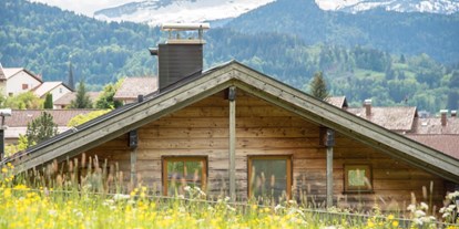 Hotels und Ferienwohnungen im Oberallgäu - Unterkunftsart: Chalet / Ferienhaus - Oberstdorf - Alpenhaus Oberstdorf - Außenansicht (Sommer) - ALPENHAUS Oberstdorf