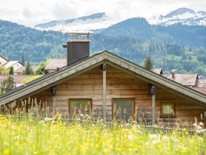 Hotels und Ferienwohnungen im Oberallgäu - Bergbahnticket Inklusive - Alpenhaus Oberstdorf - Außenansicht (Sommer) - ALPENHAUS Oberstdorf