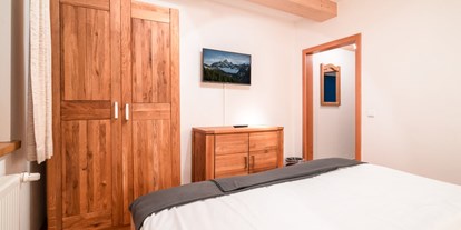 Hotels und Ferienwohnungen im Oberallgäu - Alpenhaus Oberstdorf - Schlafzimmer 2 App. 401 | gipfelGLÜCK (Untergeschoss) - ALPENHAUS Oberstdorf