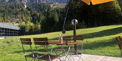 Hotels und Ferienwohnungen im Oberallgäu - Parken & Anreise: Busparkplatz - Erdinger Urweisse Alp an der Wiedhagbahn in Oberjoch - Erdinger Urweisse Alp an der Wiedhagbahn in Oberjoch