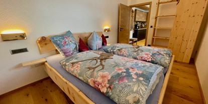 Hotels und Ferienwohnungen im Oberallgäu - Ferienwohnung #2 Hirschberg für 2 bis 4 Personen: Schlafzimmer 1 mit Zirbenbett - Bäumers Retreat - Ferienwohnungen in Bad Hindelang