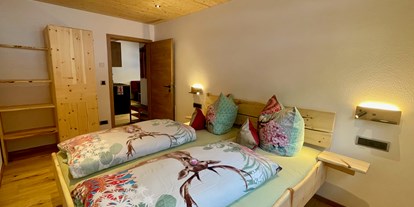 Hotels und Ferienwohnungen im Oberallgäu - Bad Hindelang - Ferienwohnung #2 Hirschberg für 2 bis 4 Personen: Schlafzimmer 2 mit Zirbenbett - Bäumers Retreat - Ferienwohnungen in Bad Hindelang