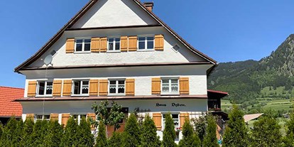 Hotels und Ferienwohnungen im Oberallgäu - Parken & Anreise: kostenloser Parkplatz - Haus Oyben - Ferienwohnungen in Bad Hindelang -  Haus Oyben - Ferienwohnungen in Bad Hindelang