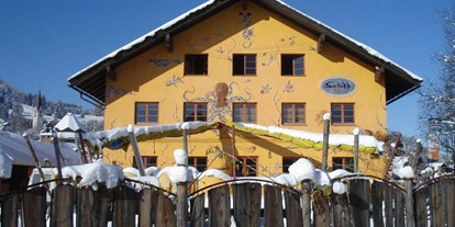Hotels und Ferienwohnungen im Oberallgäu - Kinder & Familie: Kindergerichte - Zum Schiff - Restaurant & Gasthof in Bihlerdorf - Aussenansicht Winter - Zum Schiff in Blaichach - Bihlerdorf im Allgäu