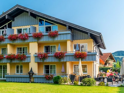Hotels und Ferienwohnungen im Oberallgäu - Parken & Anreise: Anreise mit ÖPNV möglich - Oberstaufen - Hotel Neudeck in Oberstaufen im Oberallgäu 