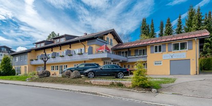 Hotels und Ferienwohnungen im Oberallgäu - Freizeit: Golfplatz (max. 3km entfernt) - Oberstaufen Oberstaufen - Ort - Hotel Neudeck in Oberstaufen im Oberallgäu 