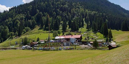 Hotels und Ferienwohnungen im Oberallgäu - Parken & Anreise: Busparkplatz - Oberallgäu - Berghof Schwarzenberg im Alpenwildpark Obermaiselstein - Berghof Schwarzenberg im Alpenwildpark Obermaiselstein