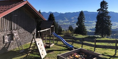Hotels und Ferienwohnungen im Oberallgäu - Parken & Anreise: Busparkplatz - Oberallgäu - Spielplatz an der Alpe Oberberg - Die Mittagbahn über Immenstadt im Sommer