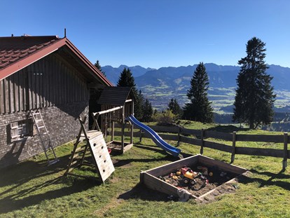 Hotels und Ferienwohnungen im Oberallgäu - Wetter: bei schönem Wetter - Oberallgäu - Spielplatz an der Alpe Oberberg - Die Mittagbahn über Immenstadt im Sommer