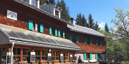 Hotels und Ferienwohnungen im Oberallgäu - Kategorien: Wanderweg - Schwarzenberghütte in Bad Hindelang im Hintersteinertal im Allgäu - Schwarzenberghütte mit Naturrodelbahn im Hintersteinertal 