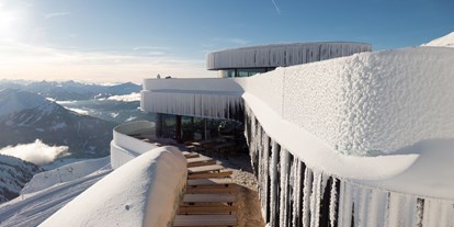 Hotels und Ferienwohnungen im Oberallgäu - Parken & Anreise: Busparkplatz - Oberallgäu - Skigebiet Nebelhorn über Oberstdorf im Oberallgäu - Die Nebelhornbahn im Winter 