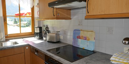 Hotels und Ferienwohnungen im Oberallgäu - Balderschwang -  FEWO "RIEDBERGERHORN" Küche mit Morgensonne, komplett ausgestattet. - Albingers Landhaus