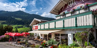 Hotels und Ferienwohnungen im Oberallgäu - Reisegrund: Urlaub für Genießer - Kleinwalsertal - Terrasse - Alpenblick