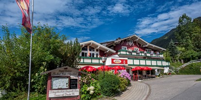 Hotels und Ferienwohnungen im Oberallgäu - Ausstattung: Parkplatz - Mittelberg Wildental - Sommer  - Alpenblick