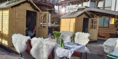 Hotels und Ferienwohnungen im Oberallgäu - Freizeit: Skifahren - Allgäu - Urige geschützte Hüttchen auf der Terrasse  - Alphorn - das Hotel mit Weitblick - Ofterschwang im Allgäu