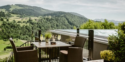 Hotels und Ferienwohnungen im Oberallgäu - Sterneklassifizierung: 4 Sterne Superior - Oberstaufen - Panoramaterrasse - Bergkristall - Mein Resort im Allgäu