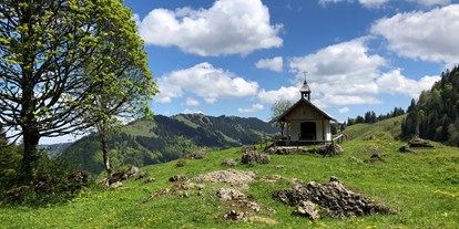 Hotels und Ferienwohnungen im Oberallgäu - Parken & Anreise: kostenloser Parkplatz - Oberstaufen - Berghaus Christiane - Steibis im Allgäu
