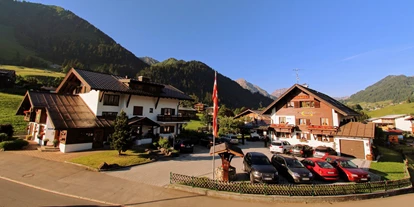 Hotels und Ferienwohnungen im Oberallgäu - Parken & Anreise: Anreise mit ÖPNV möglich - Gatterhof mit dem Haupthaus und Nebenhaus - Gatterhof
