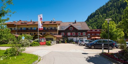 Hotels und Ferienwohnungen im Oberallgäu - Parken & Anreise: Anreise mit ÖPNV möglich - DU-Familotel Krone - Unterjoch