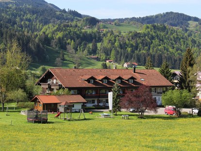 Hotels und Ferienwohnungen im Oberallgäu - Parken & Anreise: Anreise mit ÖPNV möglich - Hotel Mühlenhof - Oberstaufen m Allgäu - Hotel Mühlenhof in Oberstaufen im Allgäu