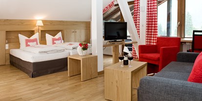 Hotels und Ferienwohnungen im Oberallgäu - Freizeit: Golfplatz (max. 3km entfernt) - Oberallgäu - Unsere Zimmer im Alpin-Stil mit Parkettboden und gemütlichem Komfort, sowie Südbalkon - Alpengasthof-Hotel Schwand