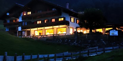 Hotels und Ferienwohnungen im Oberallgäu - Parken & Anreise: Motorrad-Unterstellraum - Deutschland - Abendstimmung - Alpengasthof-Hotel Schwand