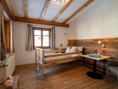 Hotels und Ferienwohnungen im Oberallgäu - Ausstattung: bedingt allergikergerecht - Pflegezimmer im Landhausstil - Pflegehotel Allgäu in Sonthofen