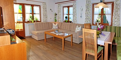 Hotels und Ferienwohnungen im Oberallgäu - PLZ 6991 (Österreich) - Wohn-Esszimmer App. Fellhorn - Ferienwohnungen Haus Narzisse