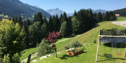Hotels und Ferienwohnungen im Oberallgäu - Reisegrund: Skiurlaub - Schöner Garten zum Verweilen - Ferienwohnungen Haus Narzisse