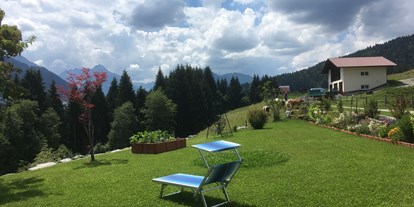 Hotels und Ferienwohnungen im Oberallgäu - Reisegrund: Familienurlaub - Kleinwalsertal - Garten mit Liegestühlen - Ferienwohnungen Haus Narzisse