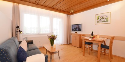 Hotels und Ferienwohnungen im Oberallgäu - Freizeit: Innenpool - Kleinwalsertal - Hotels im Kleinwalsertal - Familienhotel in Riezlern - Familienhotel Kleinwalsertal in Riezlern