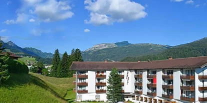 Hotels und Ferienwohnungen im Oberallgäu - Parken & Anreise: Busparkplatz - Hotels im Kleinwalsertal - Familienhotel in Riezlern - Familienhotel Kleinwalsertal in Riezlern
