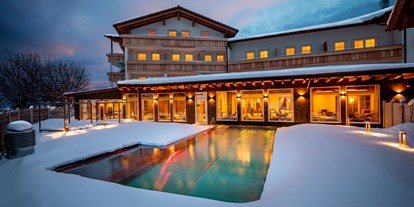 Hotels und Ferienwohnungen im Oberallgäu - Ausstattung: Sauna - Hanusel Hof beheizter Außenpool im Winter - Hanusel Hof